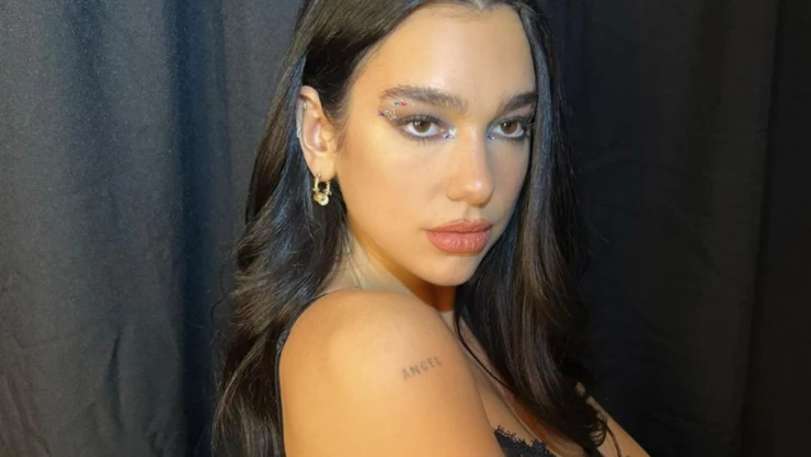 Dua Lipa muestra Look de los 2000s