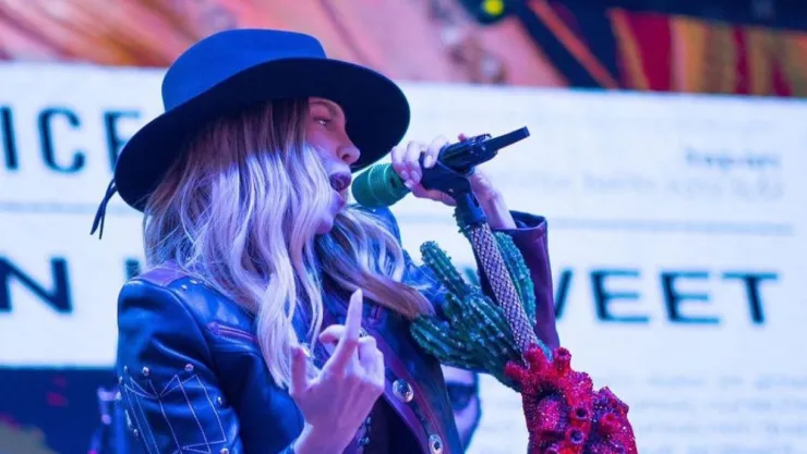¡No se quedó callada! Critican a Belinda por dar el Grito de Independencia en el Times Square