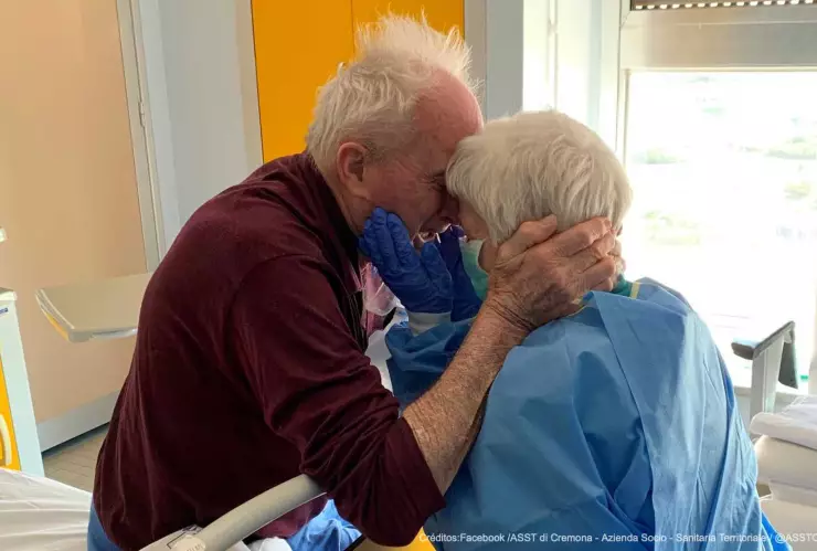 pareja ancianos italianos reencuentro covid-19.jpg