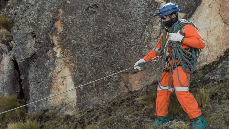 Rescatista resbala junto a alpinista en una ladera de Italia