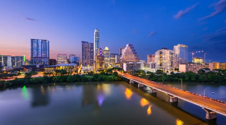Vista aérea de Austin en la noche.