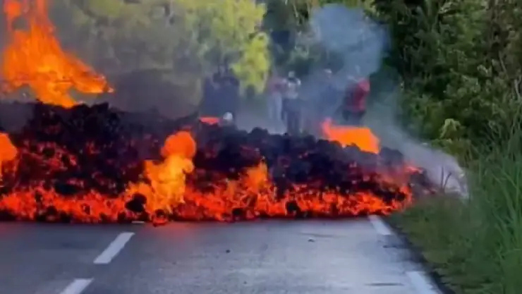 ¡Alerta! Volcán entra en erupción y LAVA avanza hasta la carretera; esto se sabe