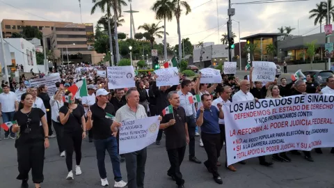 Marchan abogados de Culiacán contra reforma judicial