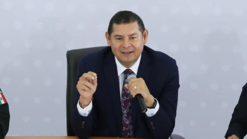 alejandro-armenta-gobernador-puebla-truena-dedos-a-secretaria