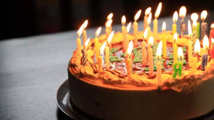 Mujer celebra sola su cumpleaños y desconocidos la sorprenden