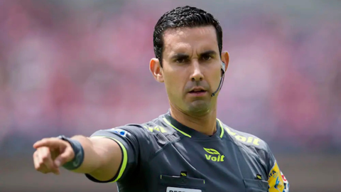 Los árbitros internacionales, como César Ramos, tienen mayores ingresos a los locales