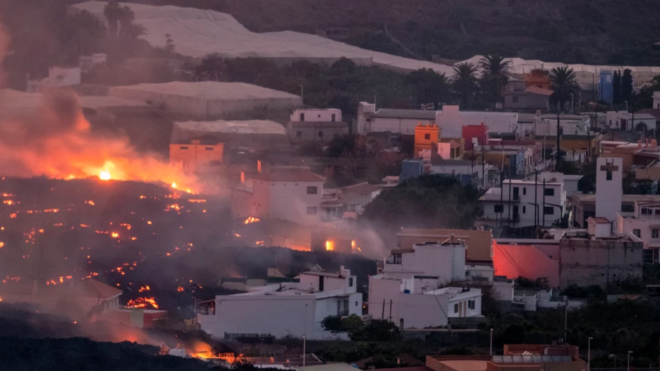 Lava de volcán Cumbre Vieja, en España, destruye casas.