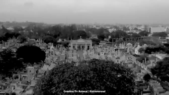 extranormal cementerio vista desde arriba.png