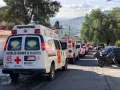 Además, decenas de voluntarios apoyaron con palas, picos y cubetas para remover las rocas sólidas que están encima de las casas afectadas.