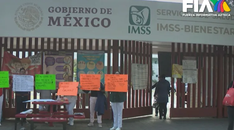 Trabajadores el IMSS Bienestar en manifestación a las afueras de las instalaciones.