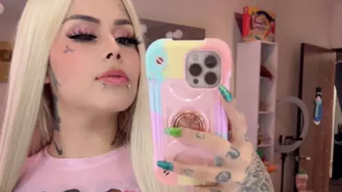 Mona y Geros buscan empleada domestica