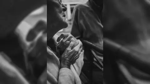 Abuelito enamorado toma fotos a su esposa en Mérida