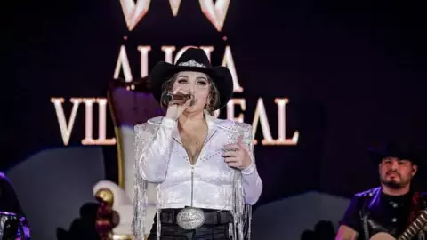 Alicia Villarreal estaba mal en su concierto, confirma un amigo de la cantante