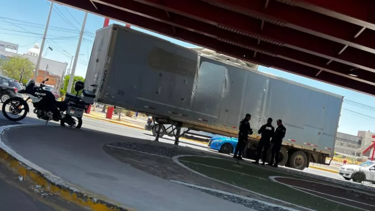 Tráfico en Aguascalientes Tráiler provoca caos vial Avenida Aguascalientes y Héroe de Nacozari hoy 5 de mayo