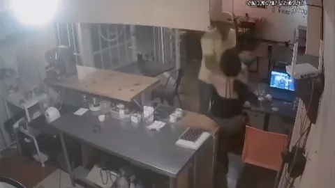 Ladrón golpea a mujer en una cafetería en León Guanajuato