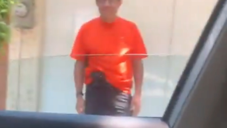 Hombre amenaza con un arma de fuego a joven por estacionarse.