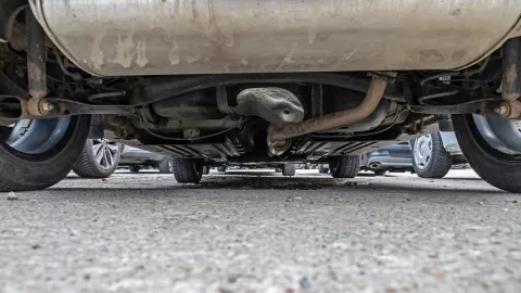 Multa por arreglar vehiculos en las calles de CDMX