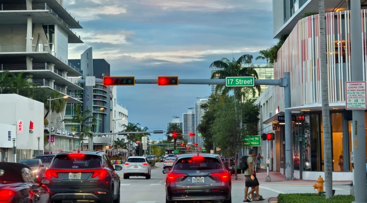 Tráfico en las calles de Miami Beach, Florida