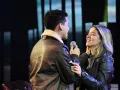La sorpresa llegó durante su actuación, cuando una chica en una moto, cuyo rostro estaba cubierto por un casco, se unió a él en el escenario. Al quitarse el casco, Mario se dio cuenta de que era su novia, lo que desató una oleada de emoción en el ambiente. Este emotivo reencuentro, después de tanto tiempo separados, añadió un toque especial a su presentación y conmovió tanto al público como a sus compañeros, convirtiendo el momento en uno de los más memorables de la noche.