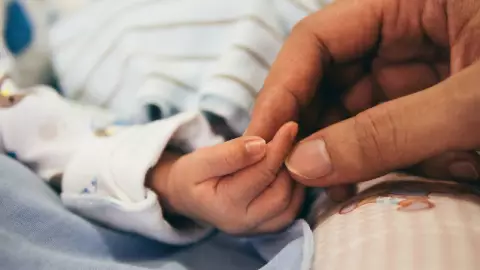FOTO_ Envió solo a su bebé en taxi para no ver a su ex pareja