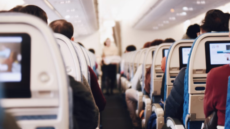 Lady avión: mujer bloquea salida de un vuelo hasta que su hija pase primero