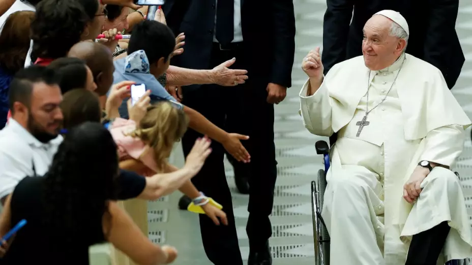 Buscan hombres para cuidar al Papa Francisco