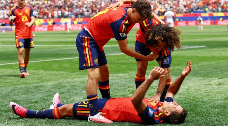 España festeja su triunfo ante Austria en el Mundial 2026.