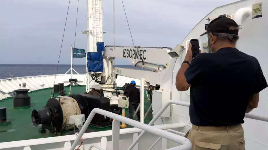 Un pasajero del MV Hondius toma una fotografía.