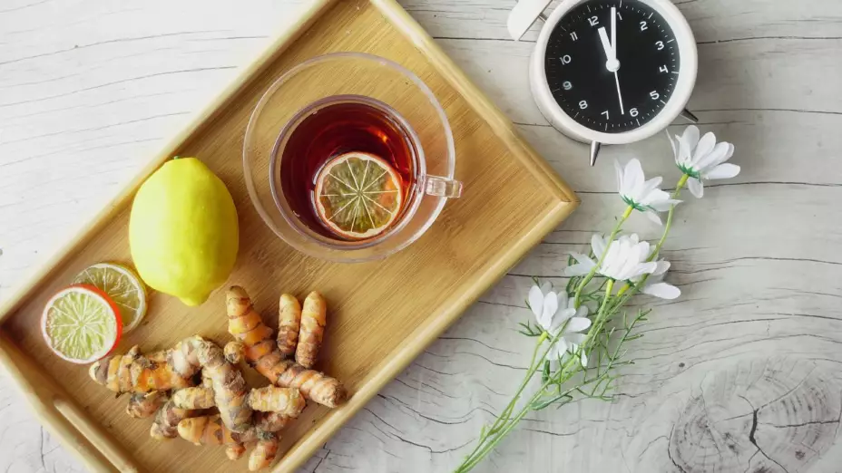 Té de miel, jengibre, limón para calmar la tos seca