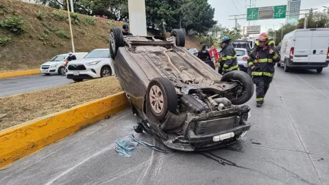 ¡ÚLTIMA HORA! Volcadura en Jardines del Bosque deja múltiples lesionados