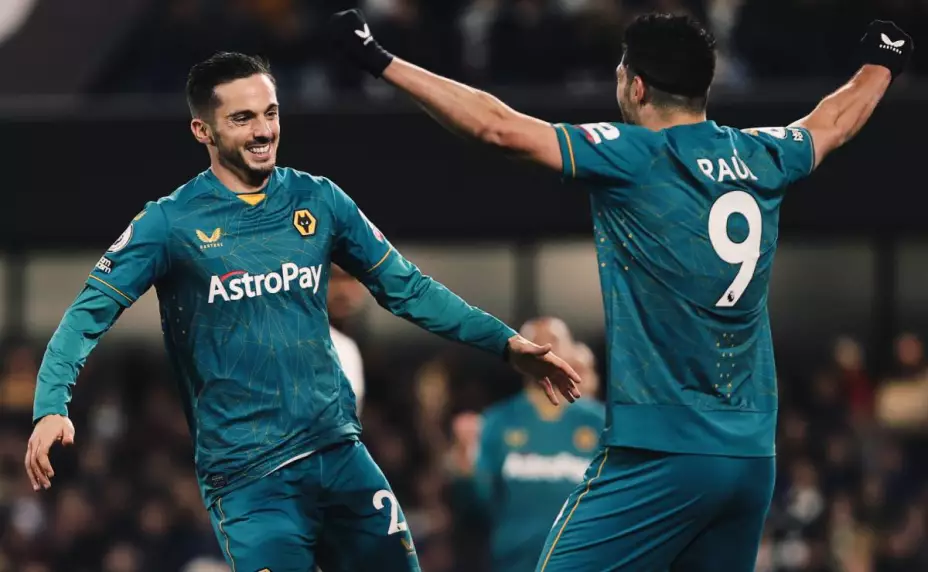 Raúl Jiménez celebra con Pablo Sarabia