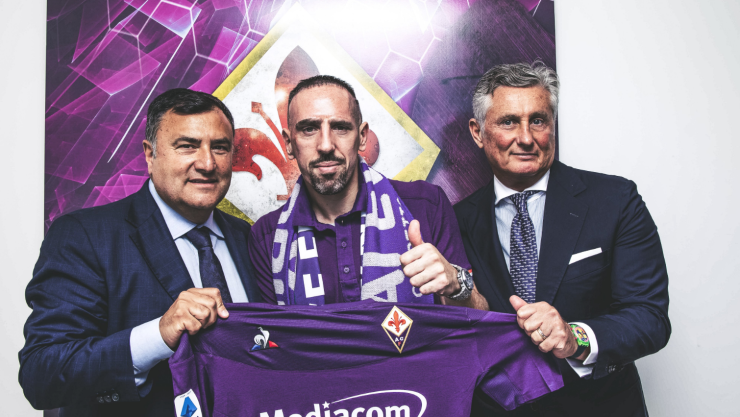 Ribéry posa con la playera de la Fiorentina.