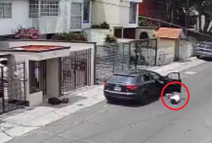 Un sujeto fue captado por cámaras de vigilancia en Lomas Verdes cuando lanzó de su auto a una mujer que presumiblemente es su novia.