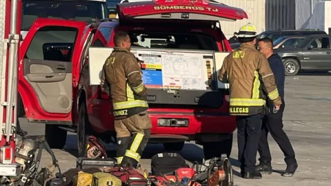 Bomberos atendiendo el incendio en colonia Loma Bonita de Tijuana hoy 8 de abril de 2025