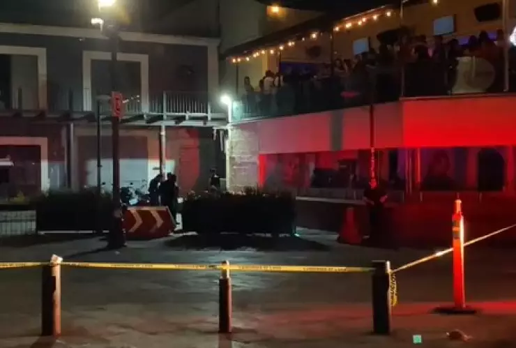 Muere joven al presuntamente caer de terraza en un bar