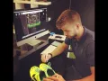 Pique firmando botines.jpg