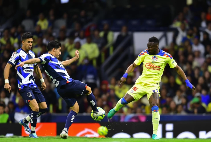 Julián Quiñones y Víctor Guzmán en el América vs Monterrey