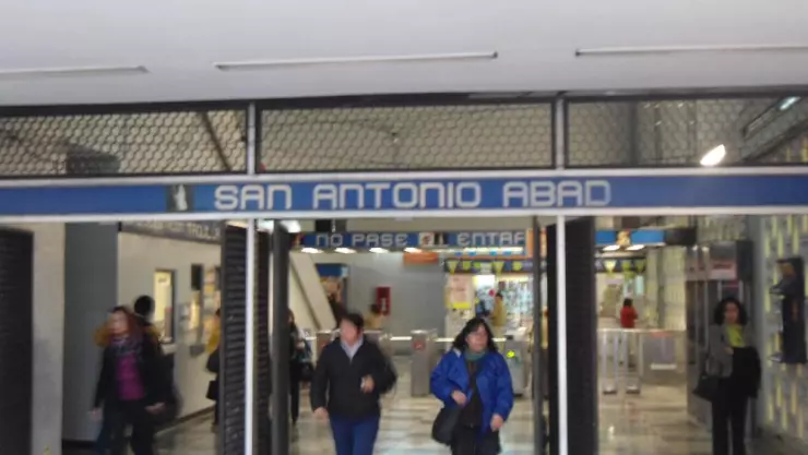 Policías detuvieron a una persona relacionada con el robo de cable en la estación San Antonio Abad del Metro CDMX.