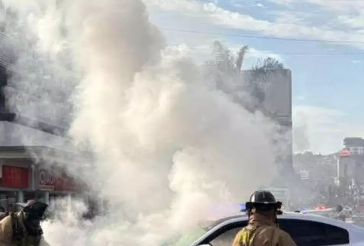 Patrulla Municipal Se Consume en Llamas en Pleno Centro de Tijuana