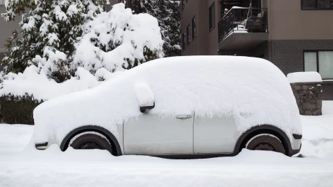 Auto cubierto de nieve por frío extremo