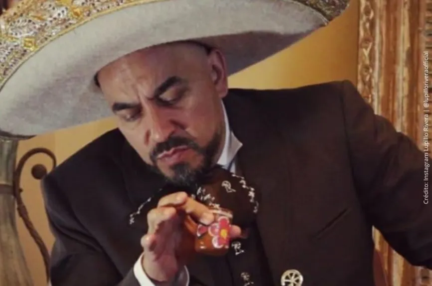 Lupillo Rivera con tequilita en mano..jpg