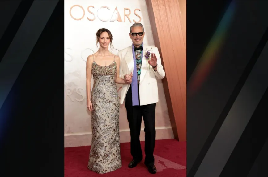 El actor Jeff Goldblum llegó a la ceremonia acompañado de su esposa Emilie Livingston, quienes lucieron looks de alta costura en la alfombra roja de los Premios Oscar. | Fotos: Monica Schipper/Getty Images