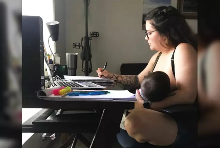 Profesor prohíbe a alumna amamantar durante clase virtual