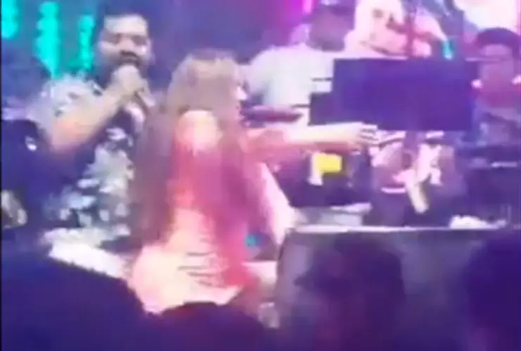 obliga a mujer a quitarse la ropa