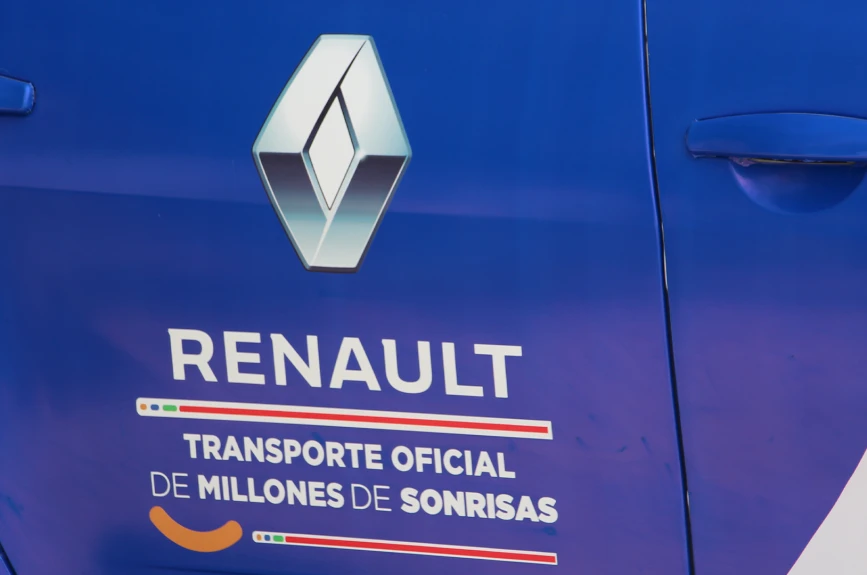 RENAULT. EL TRANSPORTE OFICIAL DE MILLONES DE SONRISAS