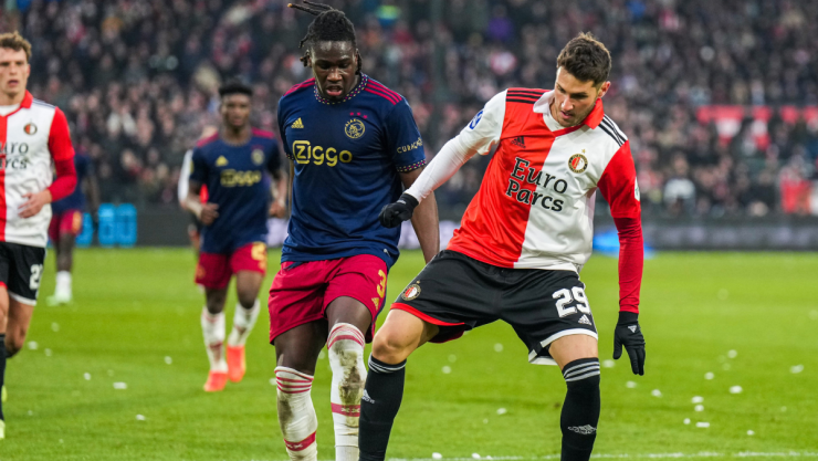 Santiago Giménez contra el Ajax