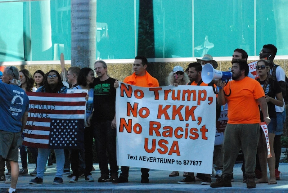 Hispanos vs Trump.JPG