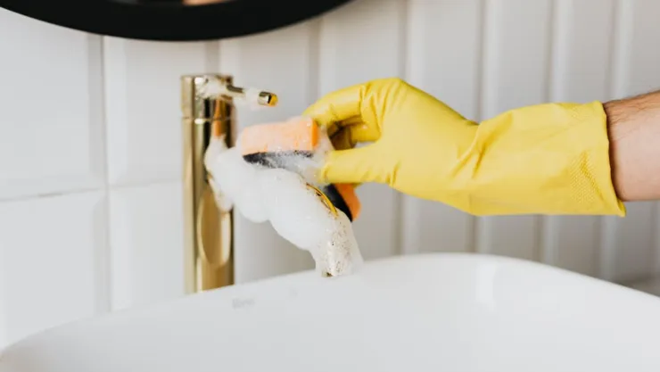 Así puedes quitar el sarro del baño, de acuerdo con expertos
