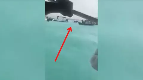 Mujer se lanza al mar por sus chanclas y muere destrozada por hélice