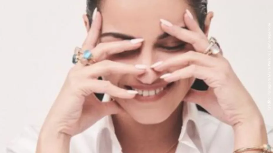 Maite Perroni entre joyas..jpg